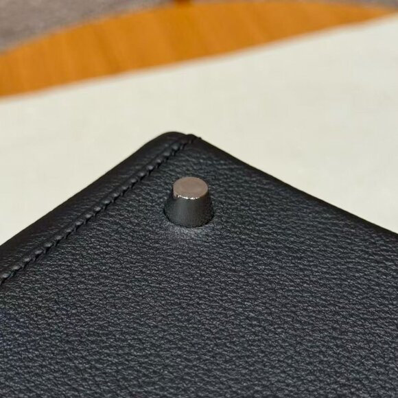 Classic Hermes Bag: A Stylish and Versatile Choice for Elegance - Picture 9 of 10